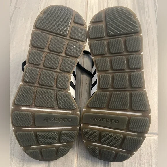 Women’s Adidas swift sneakers size 6.5 - Picture 4 of 5